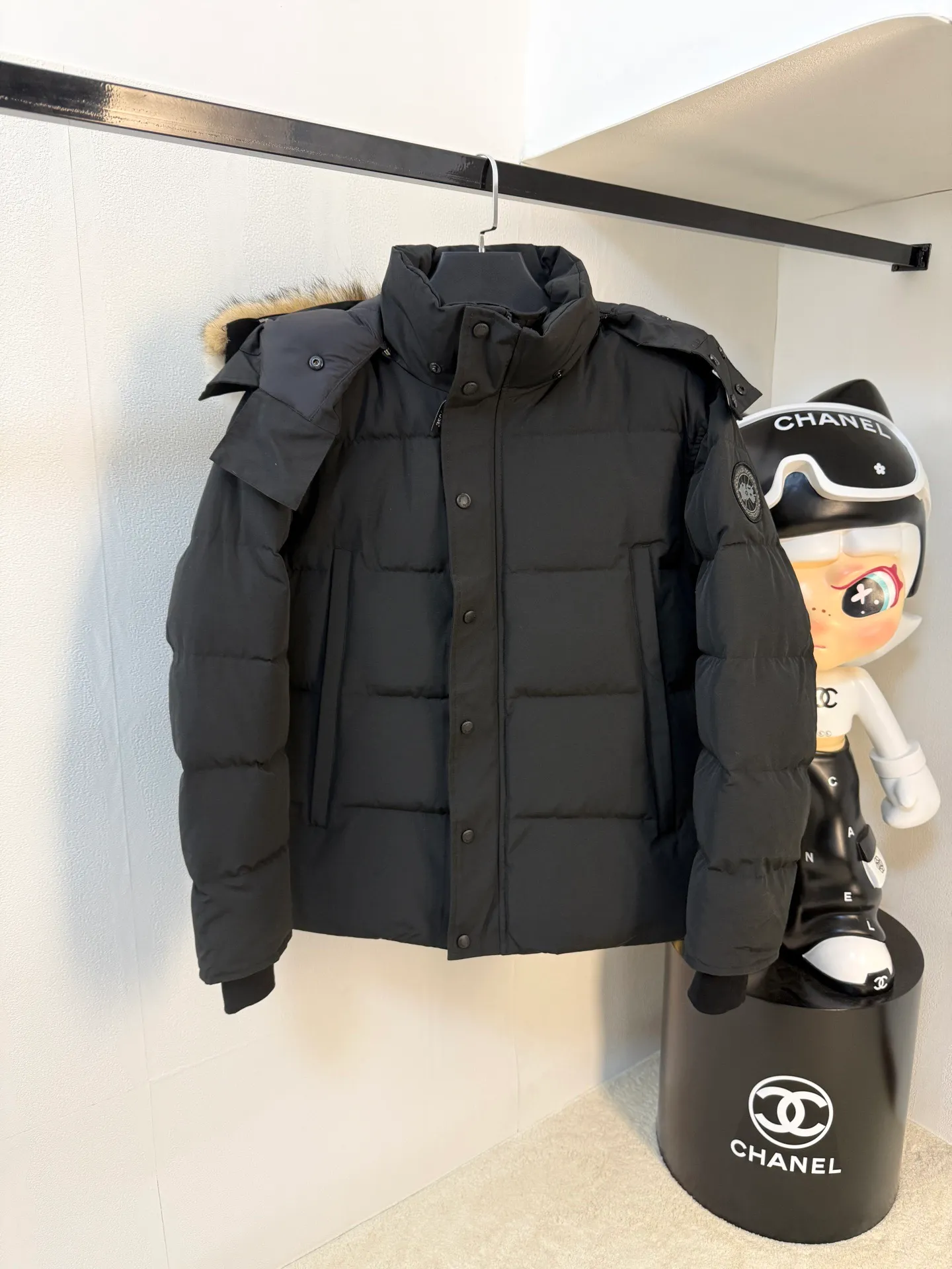 P880 CANADA.GOOSE】🇨🇦The top original New Expedition limited edition Parker short model Canada🦢 One of the most popular models of Goose brand in 2024 winter! No more worries about wearing different clothes on the street. Top original analysis. Analysis 1 (wolf hair): It is guaranteed that the fur collars received by all customers are grayer than the genuine ones. Each wolf hair is 43cm long and 16cm wide, all made from wild first-grade gray wolf skins in western Canada! Analysis 2 (Trademark): We use dyed embroidery thread to truly achieve 100% reproduction of the trademark, ensuring that the embroidery thread is exactly the same as ZP, with zero color difference and 100% reproduction of the map letters! (We can guarantee that no one in our industry is more attentive and professional than us!) Analysis 3 (fabric): The new expedition model is made of two fabrics, instead of the old expedition 21-count all-round fabric! The front piece is made of 18-count glue and the back piece (sleeves) is made of pongee fabric! While ensuring the 5-level cold protection index, it also ensures the comfort and fit of the upper body. The fabric is as comfortable as the old Expedition 5-level cold protection index. Analysis 4 (auxiliary materials): The original one-to-one molded landmine buckle/comma buckle/zipper embryo/four-button buckle/, washed label/dyed cuff thread/ The authentic product is not 100% flawless. The authentic product also has velvet running off, and most of the authentic wolf fur is mainly Eastern yellow wolf fur. (Because our wolf skins are all auctioned at the same auction house as the authentic products) There is an auction list to prove it. Note: In order to maximize profits during the production process, some businesses add toxic waste silk, 50% velvet, tactile velvet, etc. to clothes! But on the outside of the clothes, they use good fabrics and match them with good wolf fur. They say it is purchasing agent grade 90 white duck down, or even more exaggeratedly, it is white goose down, to fool the layman! (Please consult the official website. All authentic styles are made of white duck down) Sizes XS-XXL